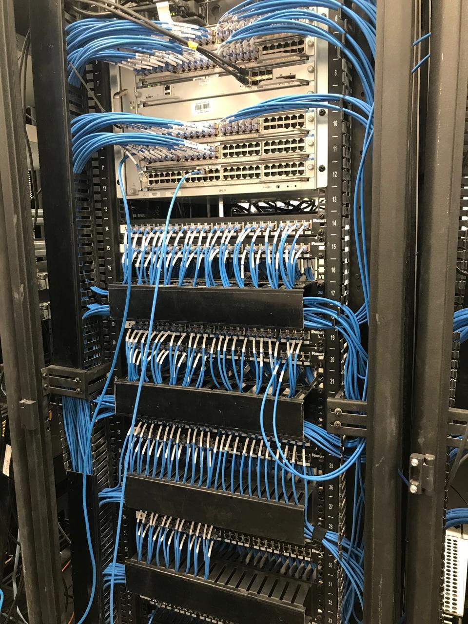 Rack de telecomunicaciones del centro comercial