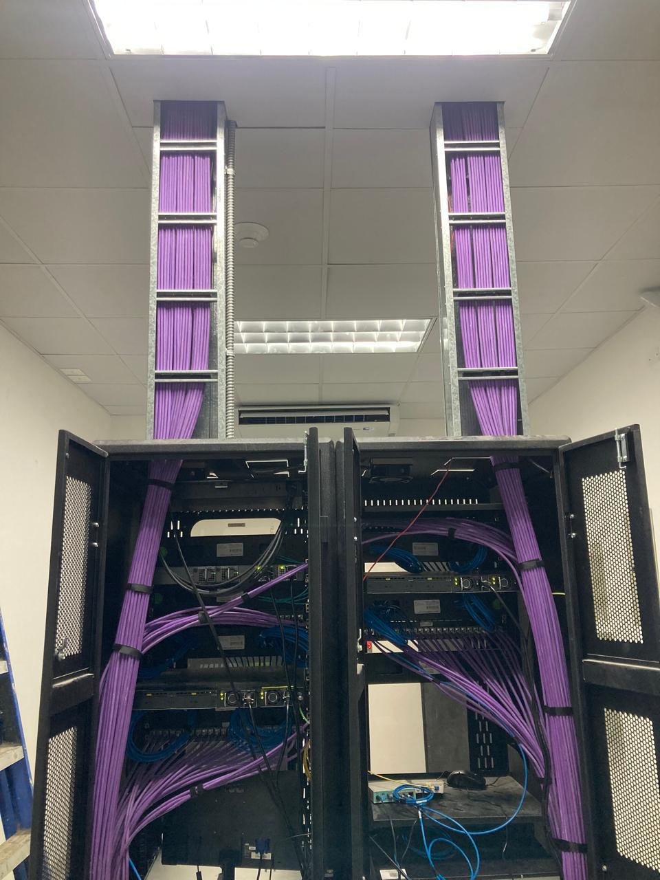 Rack de telecomunicaciones con cableado estructurado