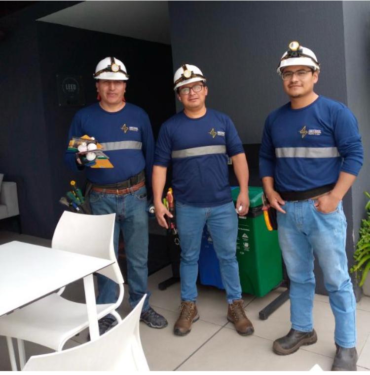 Equipo técnico de ENERTRONIC en sitio