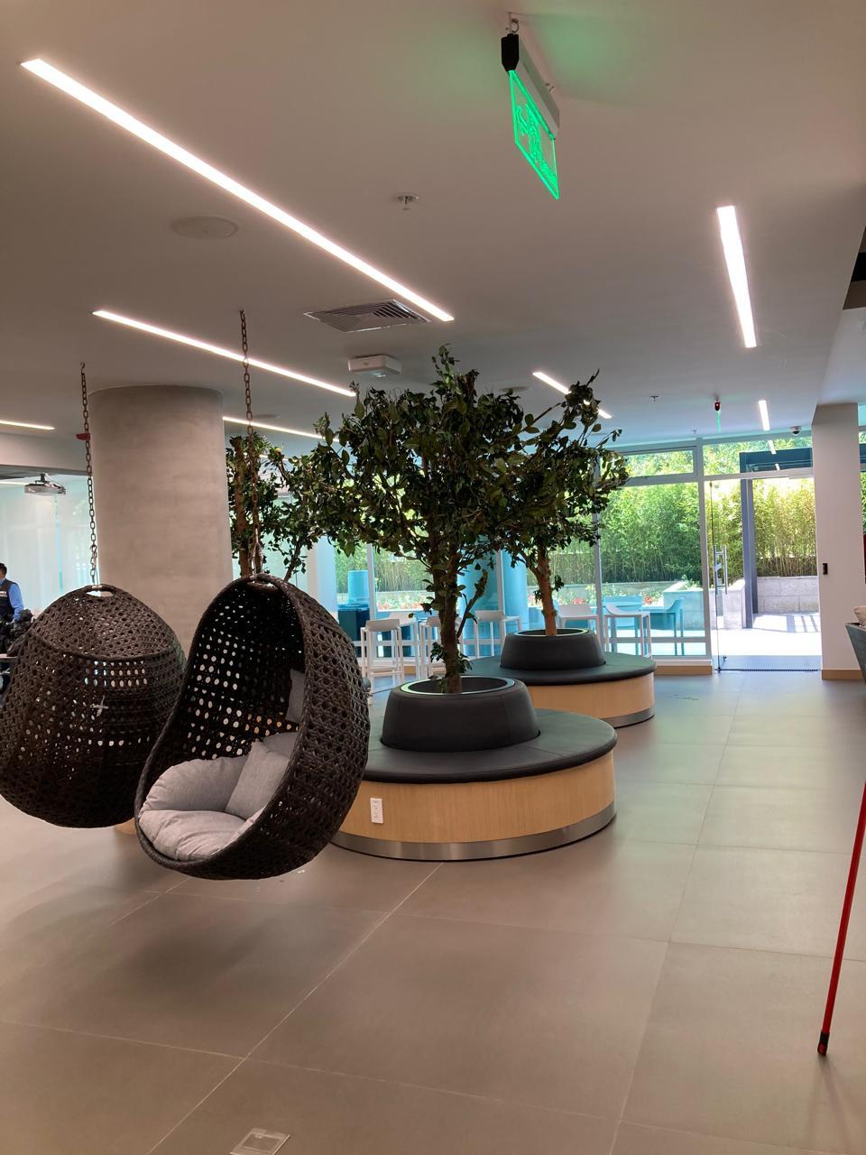 Lobby con iluminación lineal y señalética de emergencia