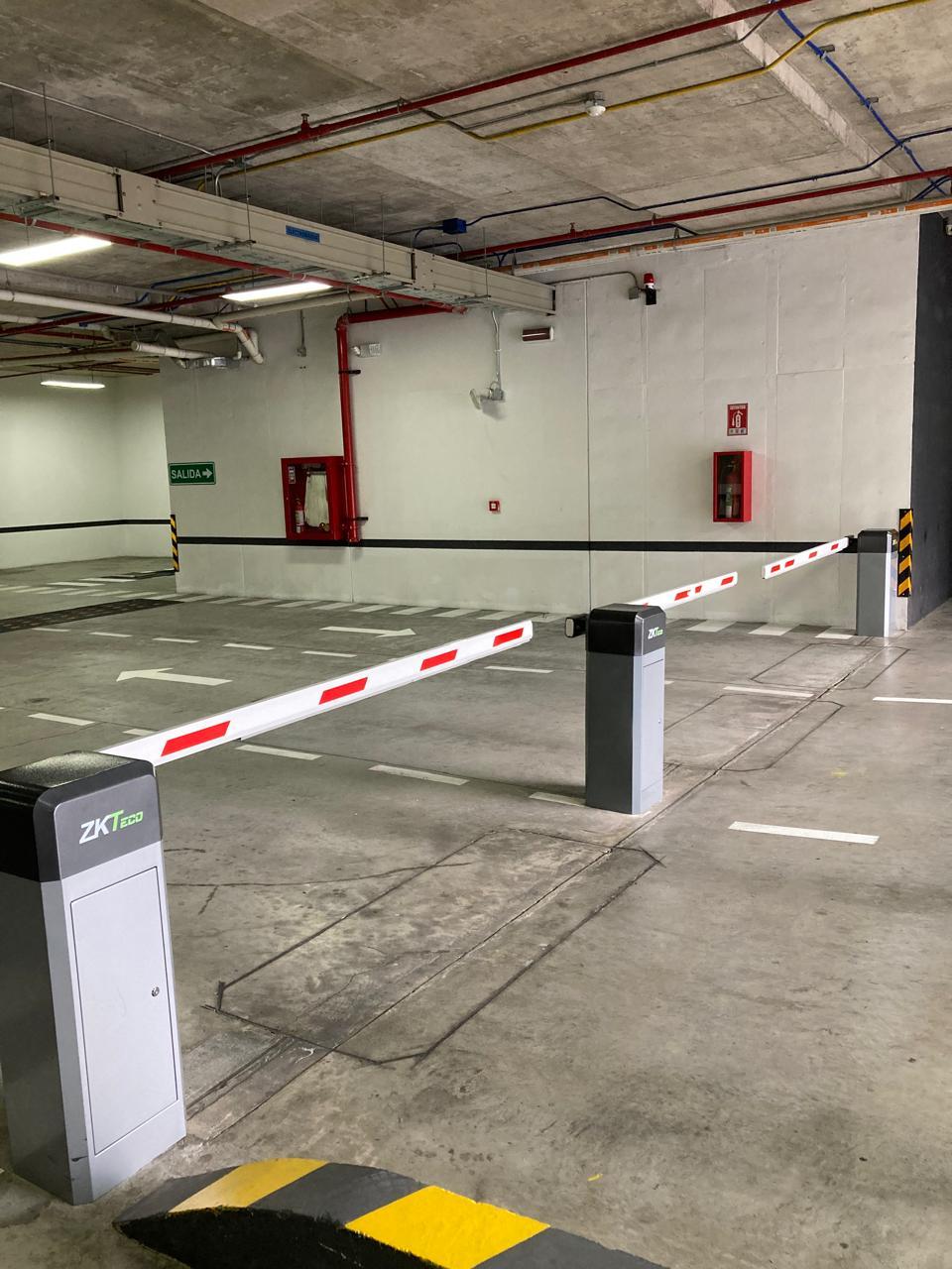 Barrera de control de acceso vehicular en parqueadero