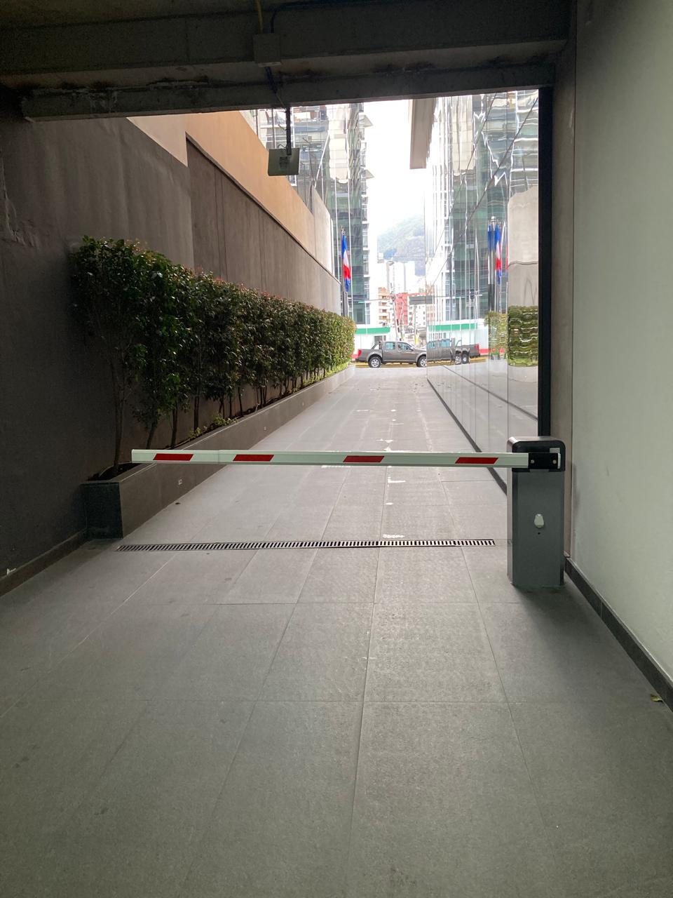Acceso vehicular con barrera automática